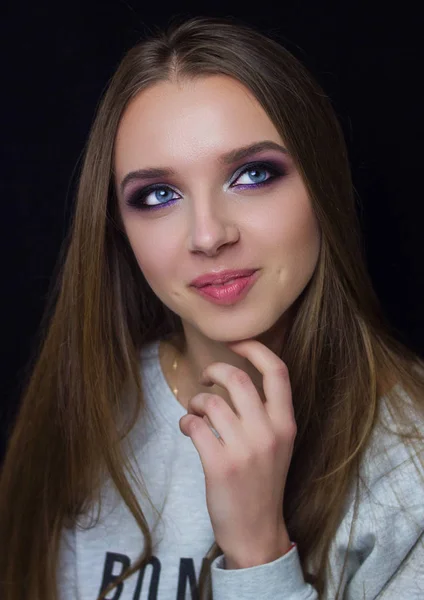 Profesionální make-up pro dívku s modrýma očima — Stock fotografie