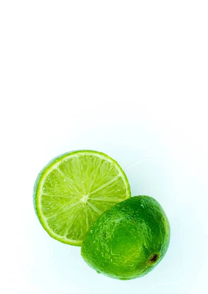 Lime juteuse coupée en deux parties — Photo