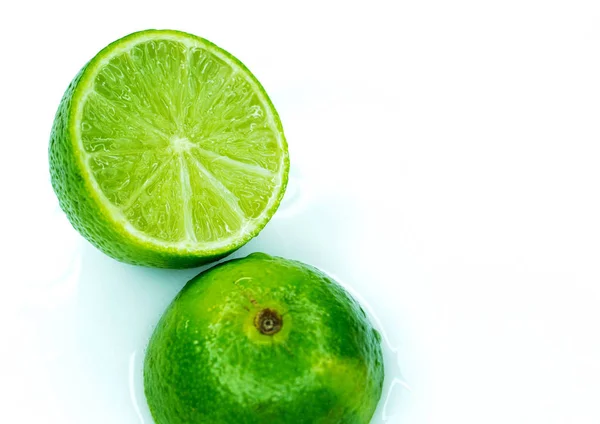 Limão suculento cortado em duas partes — Fotografia de Stock
