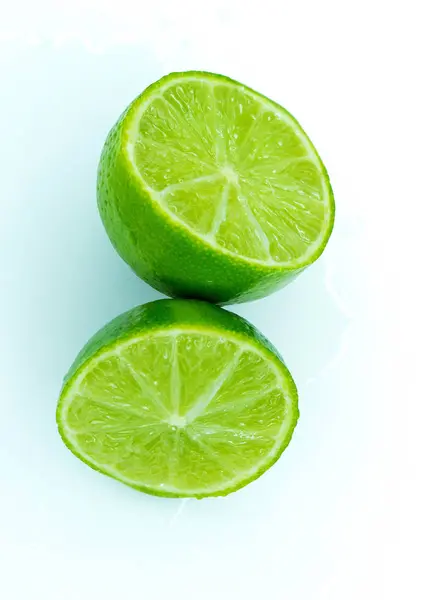Limão suculento cortado em duas partes — Fotografia de Stock