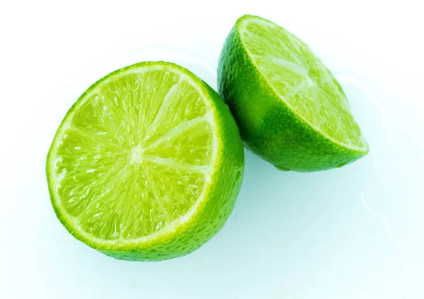 Lime juteuse mûre tranchée sur blanc — Photo