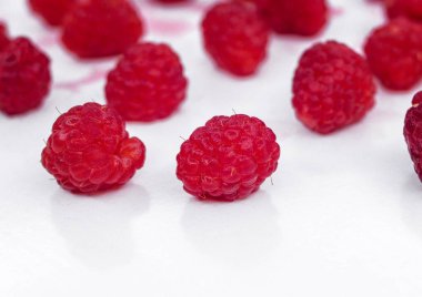 Beyaz üzerinde dağınık sulu ahududu ahududu