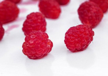 Beyaz üzerinde dağınık sulu ahududu ahududu