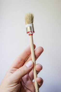 El için boya fırçası