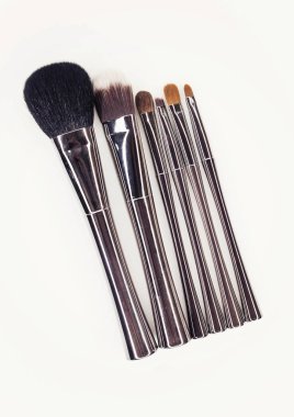 Gümüş kulplu makyaj fırçaları.