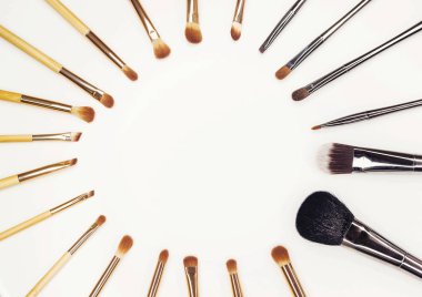 Beyaz makyaj için birçok farklı fırçalar