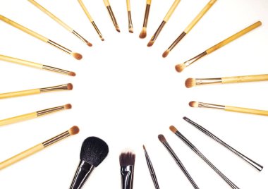 Beyaz makyaj için birçok farklı fırçalar
