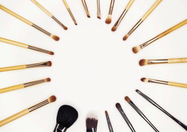 Beyaz makyaj için birçok farklı fırçalar
