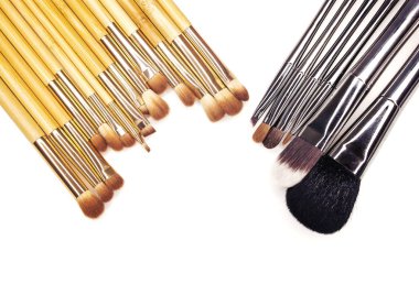 Beyaz makyaj için birçok farklı fırçalar