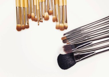 Beyaz makyaj için birçok farklı fırçalar
