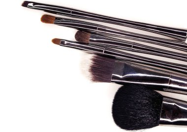 Gümüş kulplu makyaj fırçaları.