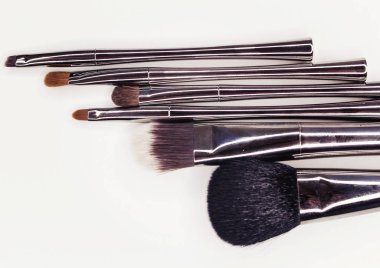 Gümüş kulplu makyaj fırçaları.