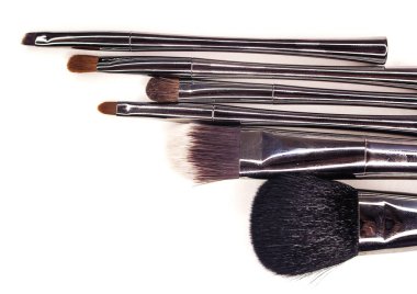 Gümüş kulplu makyaj fırçaları.