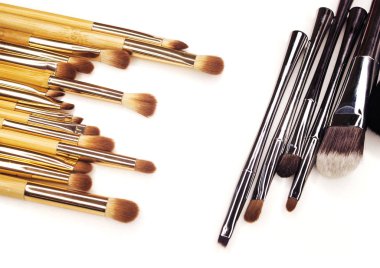 Beyaz makyaj için birçok farklı fırçalar