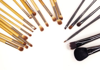 Beyaz makyaj için birçok farklı fırçalar