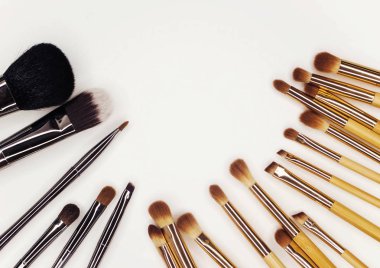 Beyaz makyaj için birçok farklı fırçalar