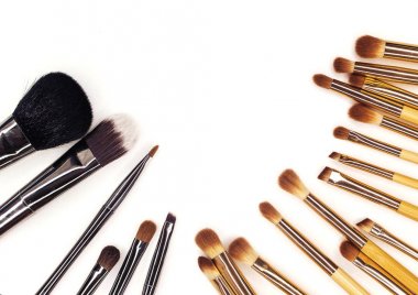 Beyaz makyaj için birçok farklı fırçalar