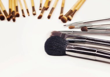 Beyaz makyaj için birçok farklı fırçalar