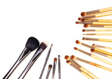 Beyaz makyaj için birçok farklı fırçalar