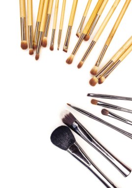 Beyaz makyaj için birçok farklı fırçalar