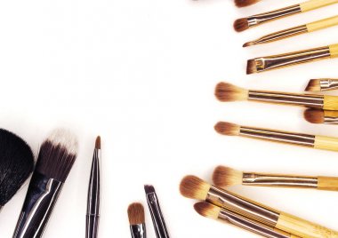 Beyaz makyaj için birçok farklı fırçalar