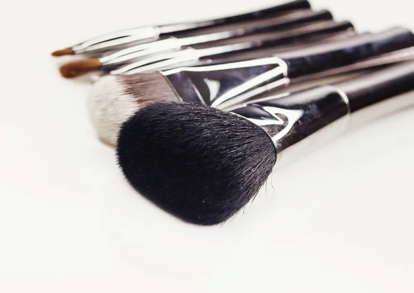 Brosses de maquillage avec poignée argentée . — Photo