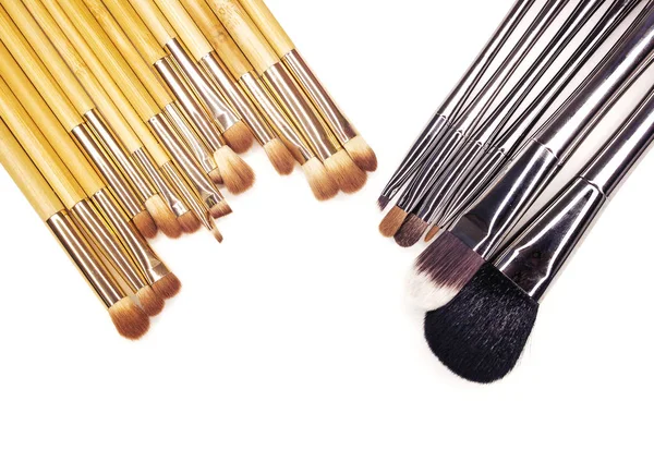 Beyaz makyaj için birçok farklı fırçalar