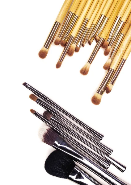 Beyaz makyaj için birçok farklı fırçalar