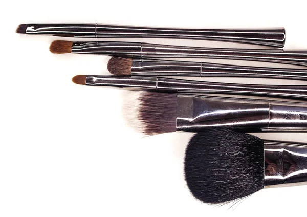 Gümüş kulplu makyaj fırçaları.