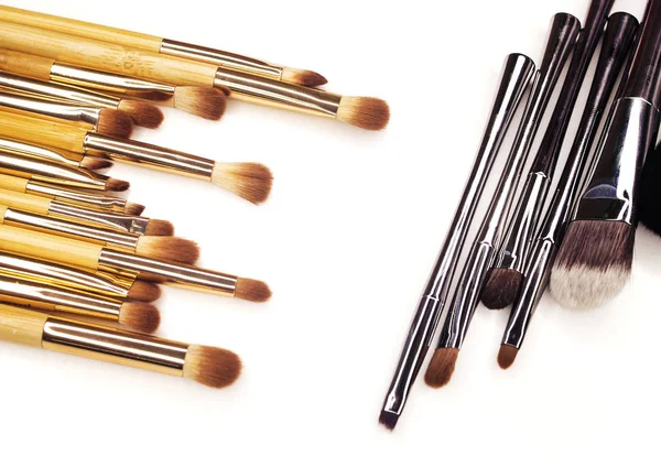 Beyaz makyaj için birçok farklı fırçalar