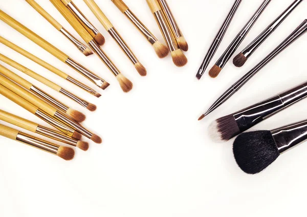Beyaz makyaj için birçok farklı fırçalar