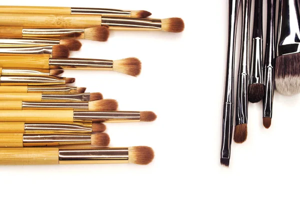 Beyaz makyaj için birçok farklı fırçalar