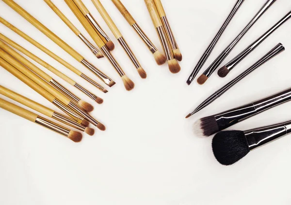 Beyaz makyaj için birçok farklı fırçalar