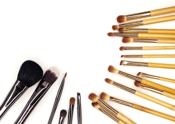 Beyaz makyaj için birçok farklı fırçalar