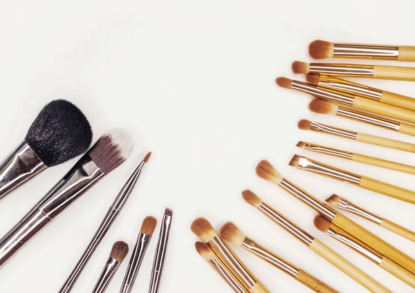 Beyaz makyaj için birçok farklı fırçalar