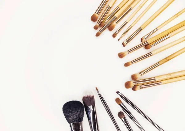 Beyaz makyaj için birçok farklı fırçalar