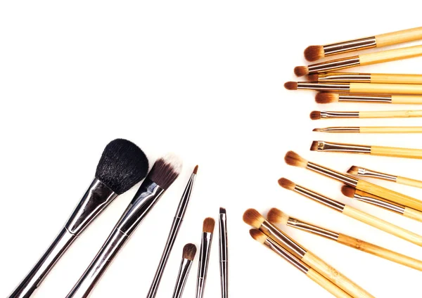 Beyaz makyaj için birçok farklı fırçalar