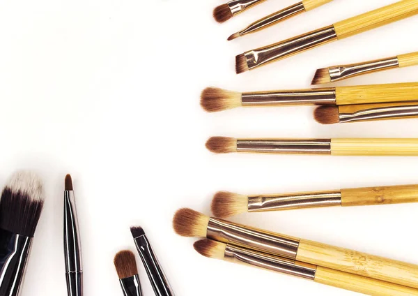 Beyaz makyaj için birçok farklı fırçalar