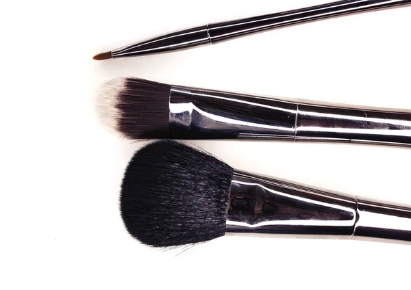 Brosses de maquillage avec poignée argentée . — Photo