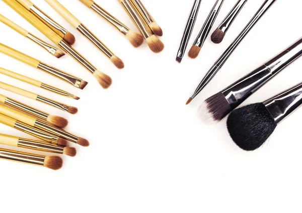 Beyaz makyaj için birçok farklı fırçalar