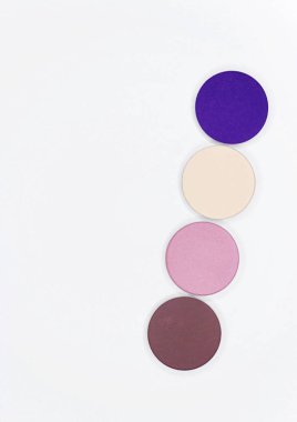 Beyaz üzerine profesyonel makyaj için renkli gölge