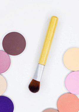 Yeni Fırça ve beyaz göz farı.