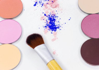 Yeni Fırça ve beyaz göz farı.