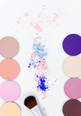 Yeni Fırça ve beyaz göz farı.