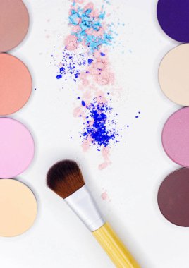 Yeni Fırça ve beyaz göz farı.