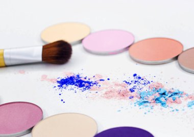 Yeni Fırça ve beyaz göz farı.