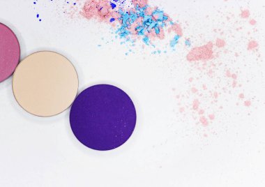 Beyaz üzerine profesyonel makyaj için renkli gölge