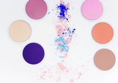 Beyaz üzerine profesyonel makyaj için renkli gölge