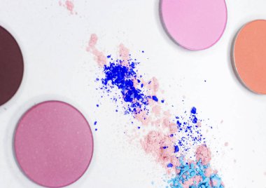 Beyaz üzerine profesyonel makyaj için renkli gölge