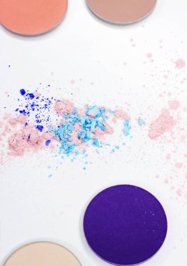 Beyaz üzerine profesyonel makyaj için renkli gölge
